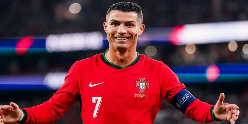 Mourinho và tham vọng chiêu mộ Cristiano Ronaldo: Cơ hội và thách thức 4 Cristiano Ronaldo: Ngôi sao sáng giá liệu có đáp lại lời mời gọi từ Mourinho?
