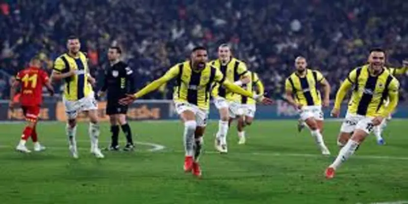 Mourinho và tham vọng chiêu mộ Cristiano Ronaldo: Cơ hội và thách thức 3 Người hâm mộ Fenerbahçe kêu gọi: 'Ronaldo, hãy đến và làm nên lịch sử tại Thổ Nhĩ Kỳ!